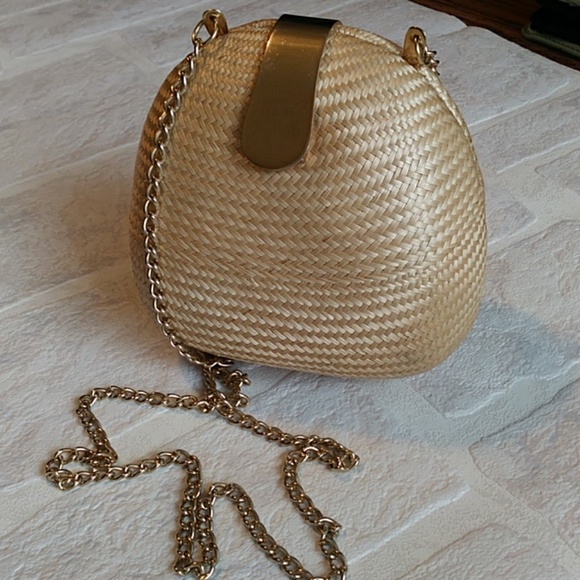 Bequizo Handbags - Bequizo puffy straw bag..